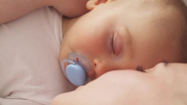 一个可爱的男婴与他的母亲安安静静地睡在床上 抛弃了另一个男婴的特写 快乐的家庭观念 — 图库视频影像