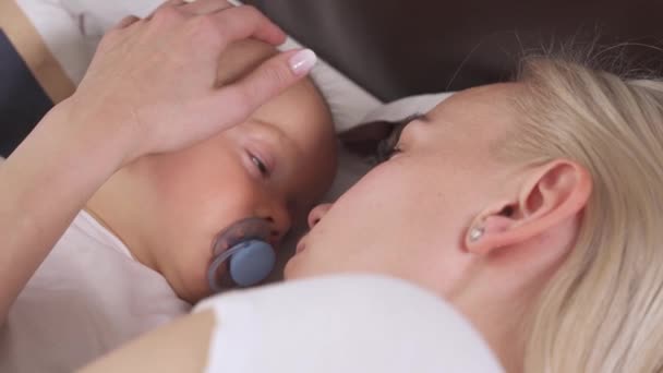 Uykucu Küçük Sevimli Çocuk Annesiyle Yatakta Uzanıyor Sakinleştiriciyi Bırakıyor Mutlu — Stok video