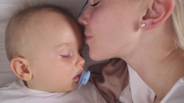 Detailní Záběr Starostlivé Matky Ležící Tváří Tvář Svému Mírumilovně Spícímu — Stock video