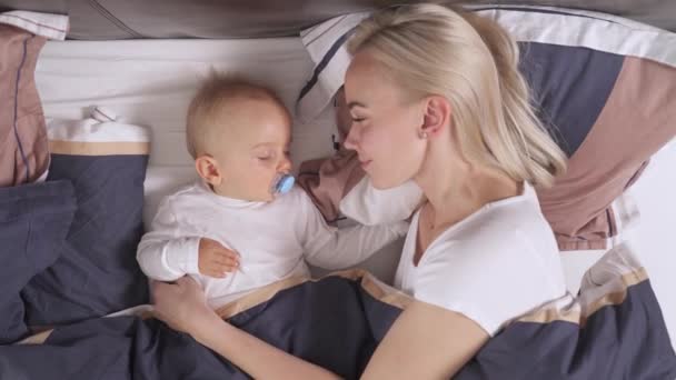 Vista Superior Una Madre Cariñosa Besando Niño Que Duerme Tranquilamente — Vídeos de Stock