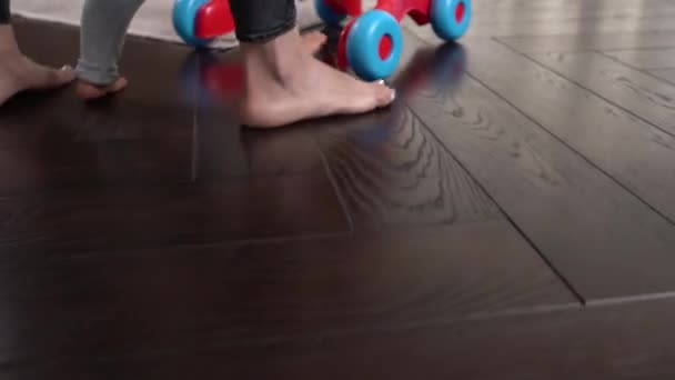 Bebé Aprendiendo Caminar Niño Dando Sus Primeros Pasos Con Ayuda — Vídeo de stock