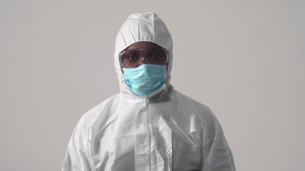 Porträtt Afrikansk Amerikansk Man Skyddsdräkt Mask Och Glasögon Tittar Kameran — Stockvideo