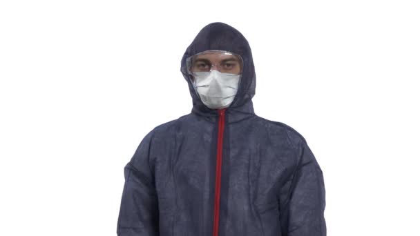Retrato Hombre Caucásico Traje Protector Máscara Gafas Mirando Cámara Haciendo — Vídeos de Stock