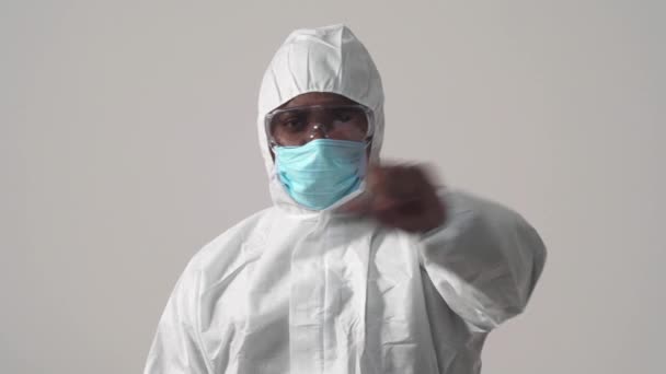 Portret Van Een Afrikaans Amerikaanse Man Beschermend Pak Masker Bril — Stockvideo