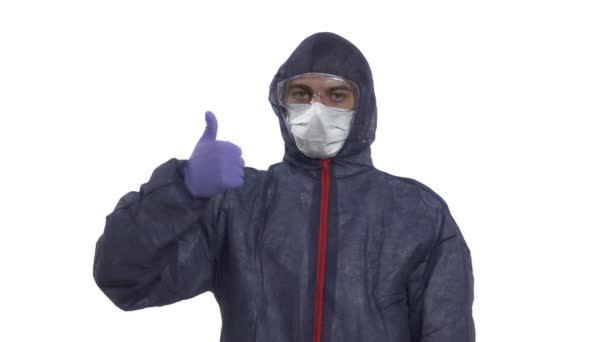 Portrét Bělocha Ochranném Obleku Maska Brýle Hledícího Kamery Rukou Ukázal — Stock video