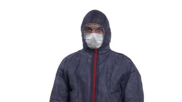 Portret Van Een Blanke Man Beschermend Pak Masker Bril Kijkend — Stockvideo