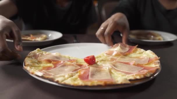 Zwei Hände Die Pizza Scheiben Schneiden Menschen Die Restaurant Traditionelle — Stockvideo