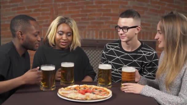 快乐快乐的同伴在酒吧里与啤酒杯叮当声 休闲的概念 跨种族友谊 — 图库视频影像