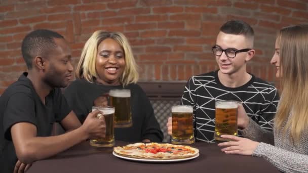 两对年轻夫妇在时尚的室内酒吧共度时光 人们在喝啤酒 跨种族友谊 — 图库视频影像
