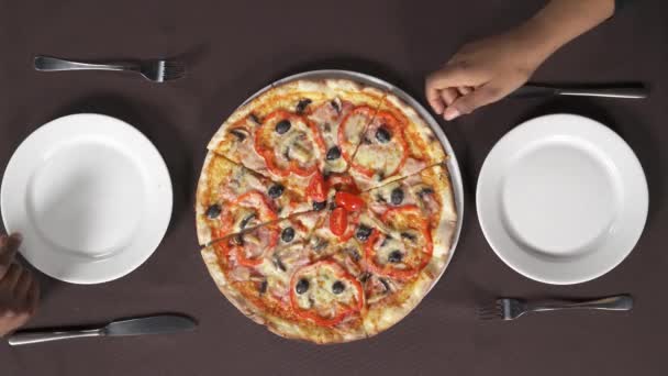 両手でピザのスライスを取り それらを白いプレートに入れます イタリア料理を食べる 食と食のコンセプト — ストック動画