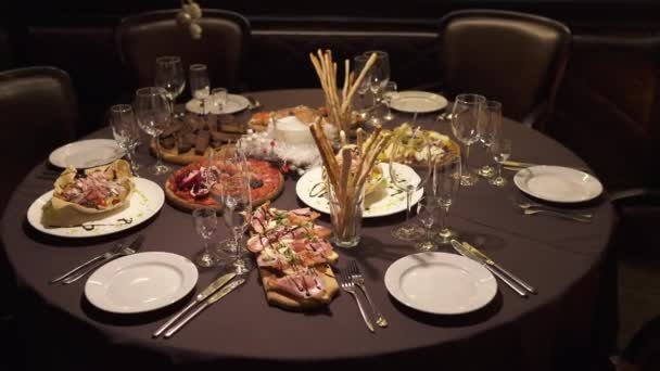 Vídeo Rotação Mesa Banquete Catering Lindamente Decorado Com Lanches Saladas — Vídeo de Stock