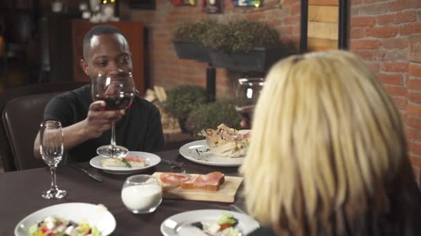 Pareja Afroamericana Bebiendo Vino Elegante Restaurante Interior Pareja Amor Teniendo — Vídeos de Stock