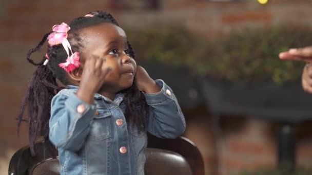 Retrato Criança Feliz Menina Afro Americana Sorrindo Olhando Para Câmera — Vídeo de Stock