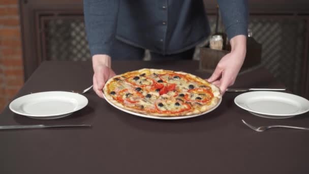 Close Mãos Masculinas Colocando Prato Com Pizza Saborosa Uma Mesa — Vídeo de Stock