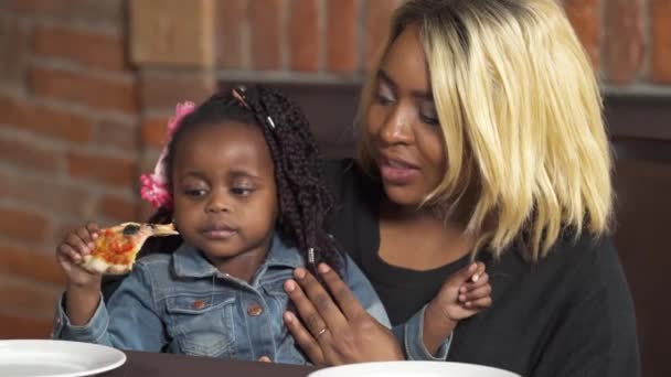 Szczęśliwa Afrykańska Rodzina Pizzę Restauracji Matka Dziecko Cieszą Się Razem — Wideo stockowe