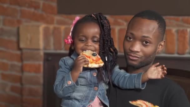 Widok Bliska Afro Amerykański Kochający Ojciec Córka Cieszący Się Razem — Wideo stockowe