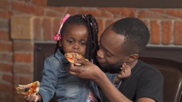 Portret Afro Amerykańskiego Kochającego Ojca Karmiącego Swoją Uroczą Córkę Pizzą — Wideo stockowe