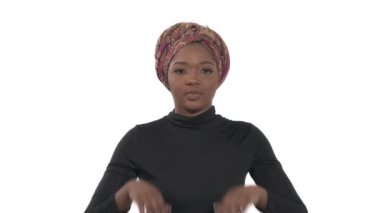 Fısıldayan Afrikalı genç bir kadının yakın plan portresi. Vücut dili ve hareket kavramı