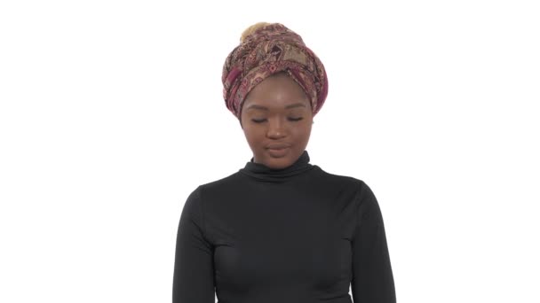 Kobieta Wyrażająca Żal Modelka Zakrywająca Twarz Dłońmi Ludzkie Emocje Mowa — Wideo stockowe
