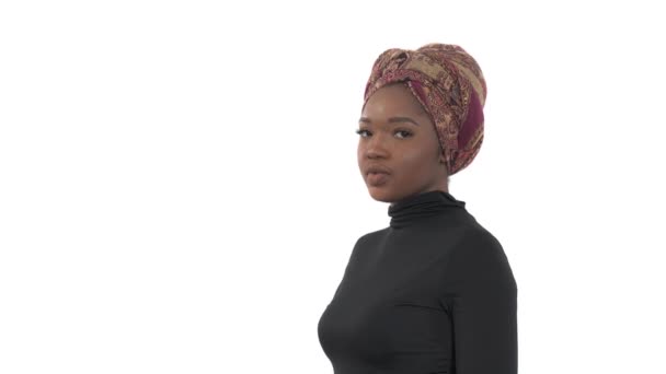 Χιλιετή Γυναίκα Κουτσομπολεύει Κοντινό Πλάνο Πορτραίτο Μιας Αφρικανής Νεαρής Γυναίκας — Αρχείο Βίντεο