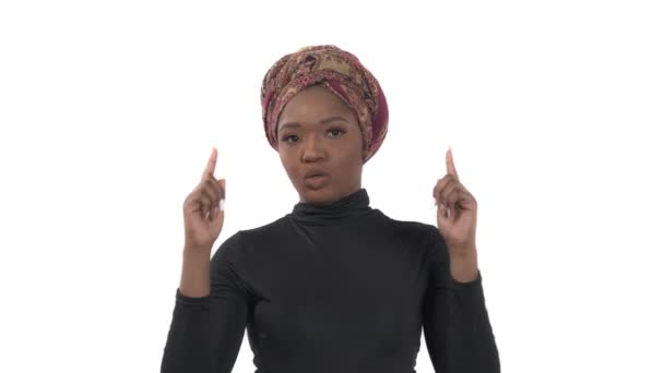 カメラに指差し指で指差す民族衣装を身に着けているアフリカ系アメリカ人女性の陽気 サインを 隔離された白い背景に — ストック動画