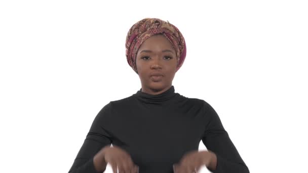 アフリカの若い女性がささやくのクローズアップ肖像画 ボディランゲージとジェスチャーの概念 — ストック動画