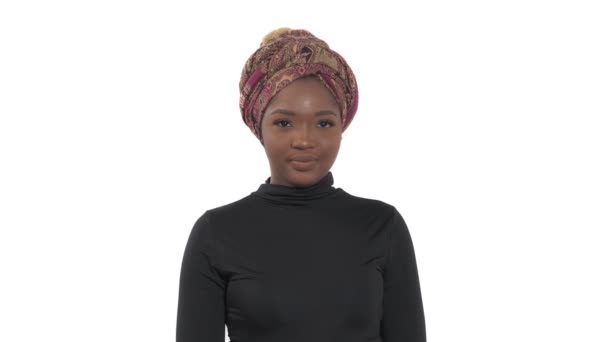 Μια Όμορφη Αφρικανή Που Φοράει Τουρμπάνι Βάζει Δείκτη Της Στο — Αρχείο Βίντεο