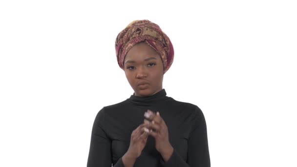 Schlaue Afrikanerin Reibt Sich Hand Hand Handflächen Reiben Isoliert Auf — Stockvideo