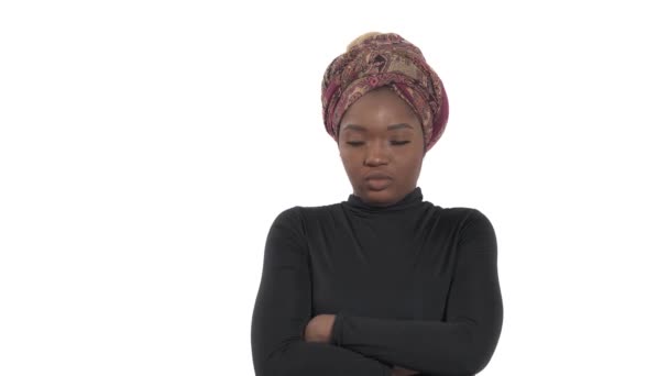 Close Afro Americano Mulher Zangada Com Braços Cruzados Isolado Sobre — Vídeo de Stock