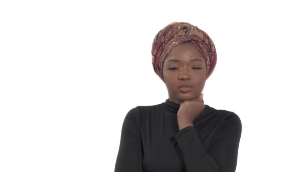 Озадаченная Африканская Женщина Которой Проблемы Беспокоится Заботливая Модель Касается Подбородка — стоковое видео
