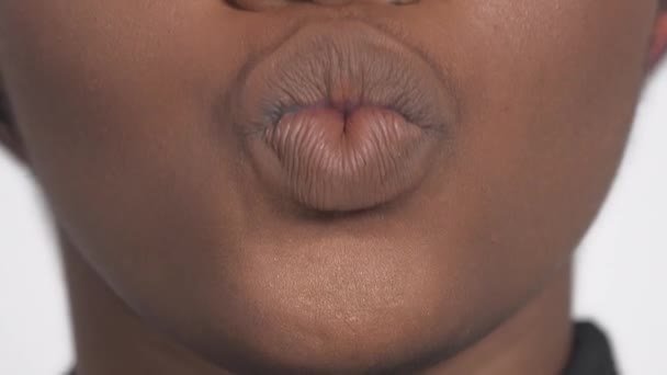 若いアフリカ系アメリカ人女性の熱いキス 官能的な大きなアフリカの唇はキスや笑顔を作ります — ストック動画