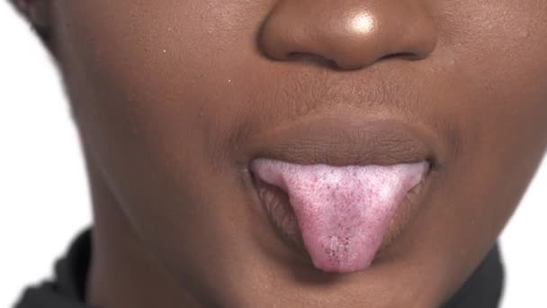 Nahaufnahme Einer Afrikanerin Die Ihre Zunge Zeigt — Stockvideo