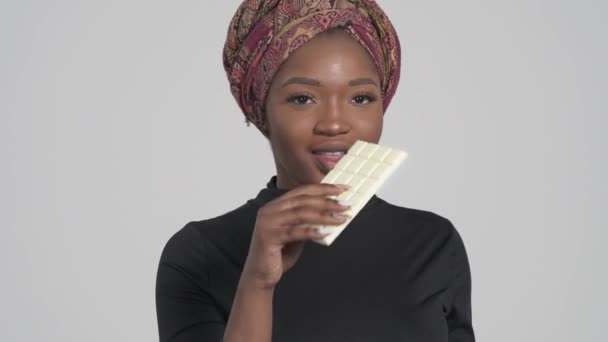 Νεαρή Ελκυστική Αφρικανή Τρώει Ένα Πιάτο Λευκή Σοκολάτα Μεμονωμένα Λευκό — Αρχείο Βίντεο