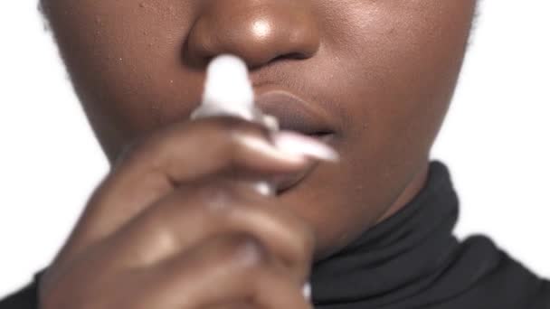 輝くリップグロスを適用する美しいアフリカ系アメリカ人女性のクローズアップポートレート — ストック動画