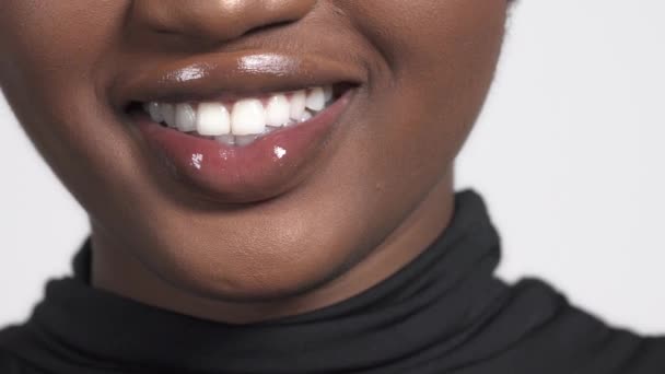 Lächeln Einer Jungen Afroamerikanerin Dicke Lippen Lächeln Nahaufnahme — Stockvideo