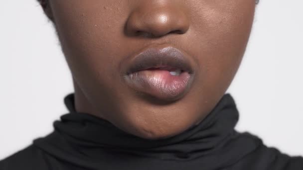 Close Dari Seorang Wanita Menawan Muda Menggigit Bibirnya Dengan Cara — Stok Video