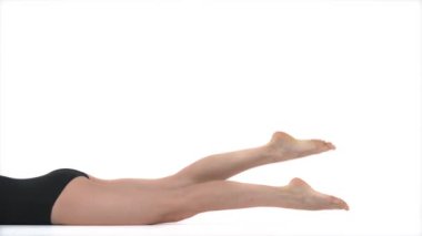 Sporcu kadın jimnastik yapıyor. İnce kadın bacaklarına yakın çekim. Spor rutin konsepti