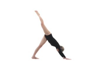 Profesyonel genç sporcu köpek pozu (adho mukha svanasana poz) esneme hareketleri yapıyor