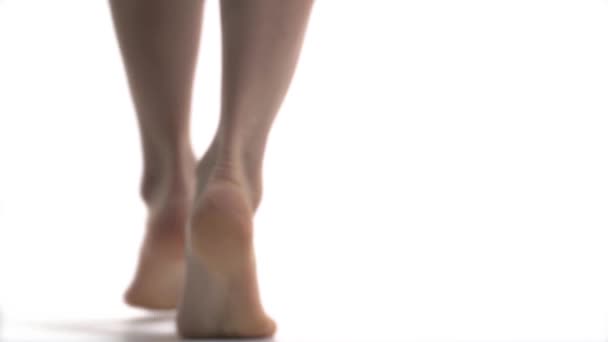 다리가 발가락으로 뒤에서 수있다 바탕에 고립되어 사람들 — 비디오