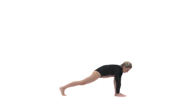 Frau Macht Dehnübungen Vereinzelt Auf Weißem Hintergrund Yoga Und Gesundes — Stockvideo