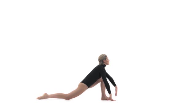 Atletisch Mooi Jong Meisje Beoefenen Yoga Doen Uthit Parsvakonasana Pose — Stockvideo