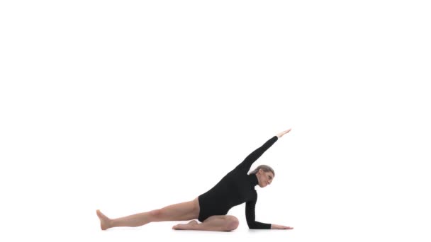 职业女运动员正在做纵线和侧斜的工作 伸展瑜伽练习 瑜伽和健康生活方式概念 — 图库视频影像