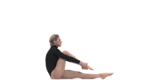Tisíciletá Profesionální Atletka Provádí Komplexní Gymnastické Cvičení Demonstrace Roztahování — Stock video