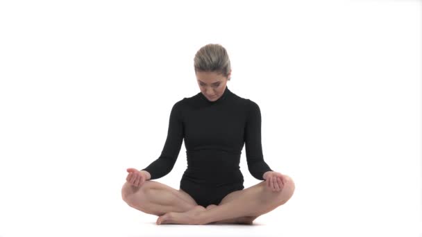 Junge Frau Praktiziert Yoga Und Sitzt Padmasana Lotus Pose — Stockvideo