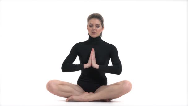 Ruhige Hübsche Frau Macht Yoga Übungen Isoliert Auf Weißem Hintergrund — Stockvideo