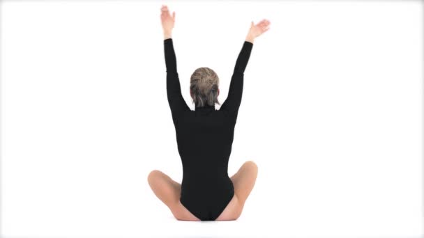 Rückenansicht Einer Professionellen Sportlerin Die Yoga Praktiziert Und Padmasana Sitzt — Stockvideo