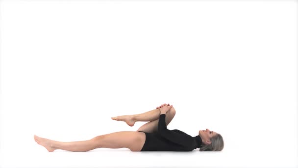Beyaz Kadın Jimnastikçi Siyah Spor Kıyafetleriyle Kompleks Esneme Egzersizleri Yapıyor — Stok video