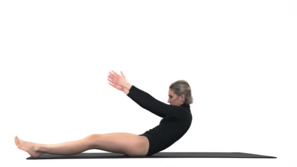 運動中の女性は彼女の上半身を行使する スポーツ女性が床に横たわり胴体を持ち上げ — ストック動画