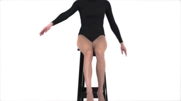 Dolne Ujęcie Uśmiechniętej Pięknej Gimnastyczki Czarnej Odzieży Sportowej Siedzącej Krześle — Wideo stockowe