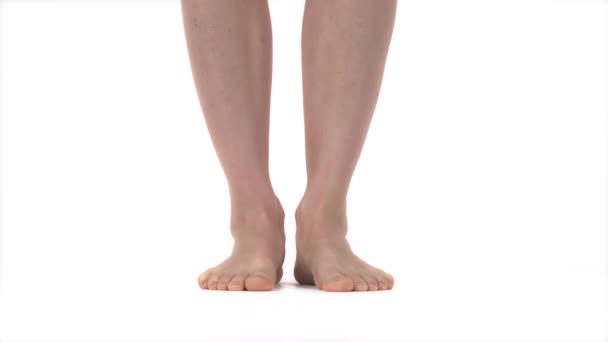 Çıplak Ayaklı Bir Kadın Bir Kadının Bacağına Ayağıyla Dokunuşunun Yakın — Stok video